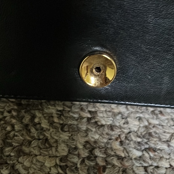 Chanel Lambskin shoulder bag in excellent preowned condition. L9”xH5.5”xD1.5” - Picture 6 of 12